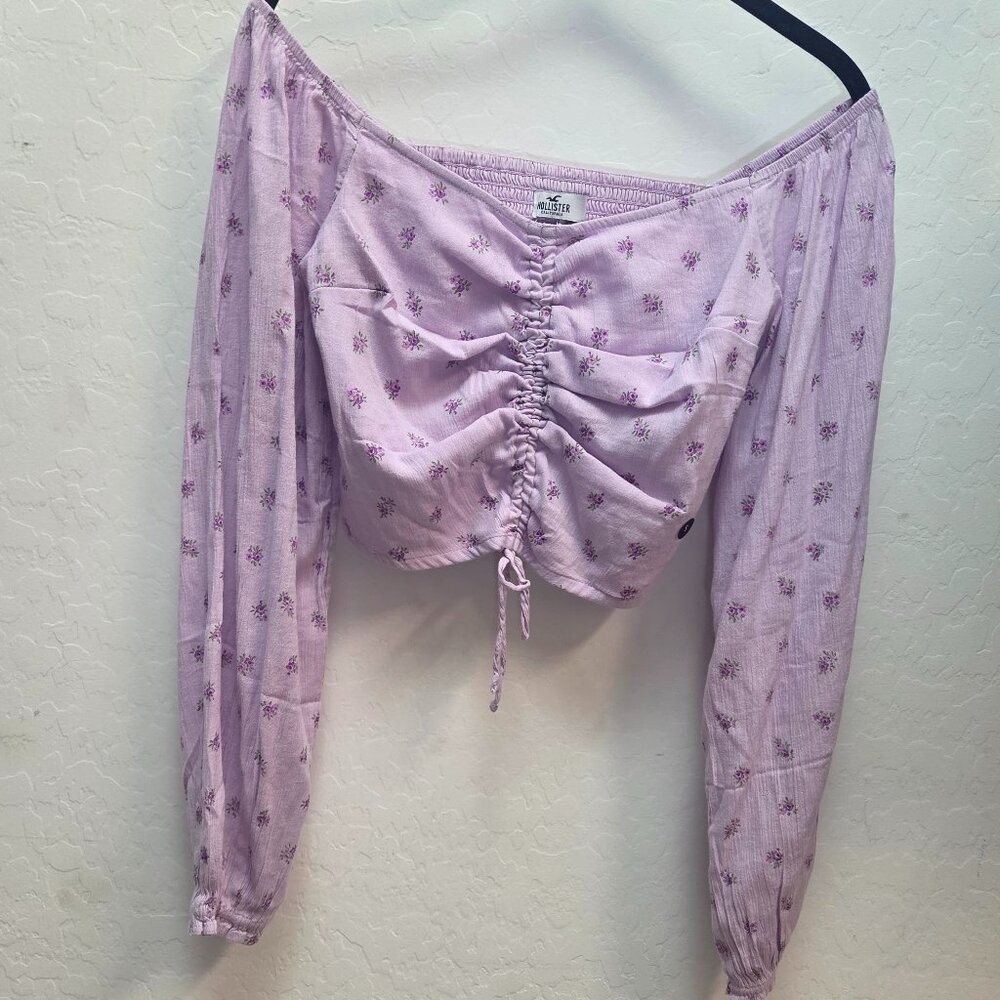 This Hollister lilac long sleeve crop top is the perfect blend of cute and trend